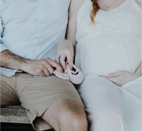 zwangere ouders met baby schoentje