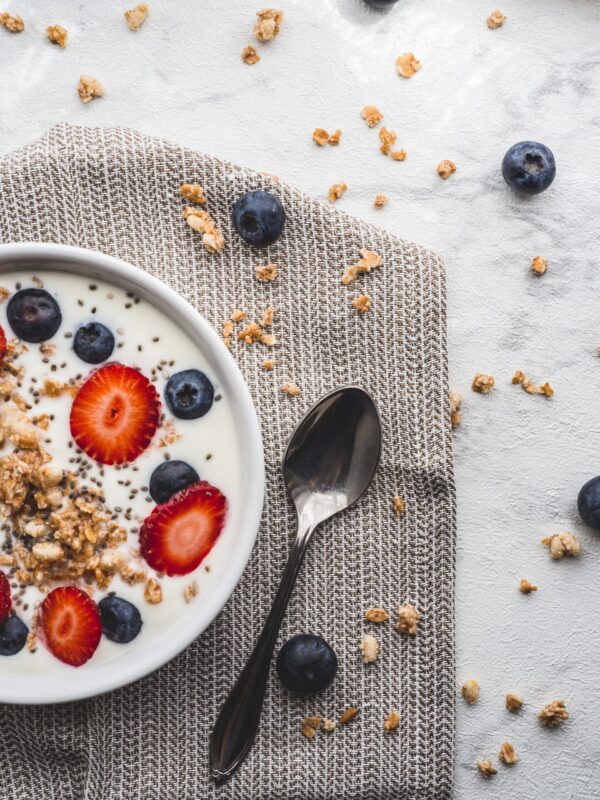 yoghurt met granola en bessen