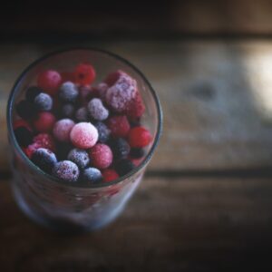 heerlijke fruitsalade van bosvruchten: blauwe bessen, frambozen, geserveerd in een glaasje