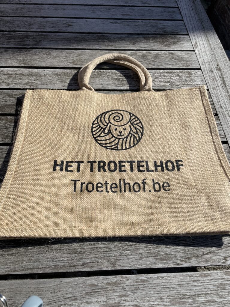 troetelhof, pakketen van groenten die geleverd worden in jute zakken